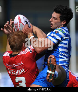 Stadio di Shay, Halifax, Regno Unito. Il 2 settembre 2018. Rugby League Super 8's qualificatori Rugby League tra Halifax vs Salford Red Devils; Salford Red DevilsÕ Kris Welham e Halifax's Kieren Moss competere per la palla alta. Dean Williams Credito: Dean Williams/Alamy Live News Foto Stock