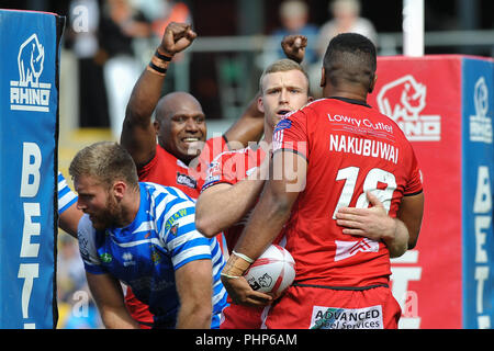 Stadio di Shay, Halifax, Regno Unito. Il 2 settembre 2018. Rugby League Super 8's qualificatori Rugby League tra Halifax vs Salford Red Devils; Salford Red DevilsÕ Robert Lui celebra Joey Lussick e Salford DevilsÕ rosso Ben Nakubuwai. Dean Williams Credito: Dean Williams/Alamy Live News Foto Stock