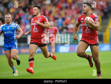 Stadio di Shay, Halifax, Regno Unito. Il 2 settembre 2018. Rugby League Super 8's qualificatori Rugby League tra Halifax vs Salford Red Devils; Salford Red Devils Darrell Olpherts nelle gare per una seconda metà di provare in un solo fronte di incontro. Dean Williams Credito: Dean Williams/Alamy Live News Foto Stock