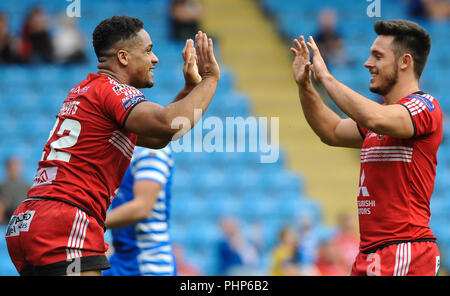 Stadio di Shay, Halifax, Regno Unito. Il 2 settembre 2018. Rugby League Super 8's qualificatori Rugby League tra Halifax vs Salford Red Devils; Salford Red DevilsÕ Derrell Olpherts hi-cinque Dean Williams Credito: Dean Williams/Alamy Live News Foto Stock