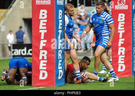 Stadio di Shay, Halifax, Regno Unito. Il 2 settembre 2018. Rugby League Super 8's qualificatori Rugby League tra Halifax vs Salford Red Devils; Salford DevilsÕ rosso Ben Nakubuwai Dean Williams Credito: Dean Williams/Alamy Live News Foto Stock