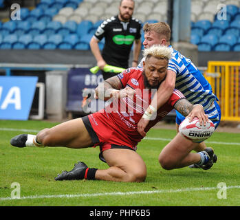 Stadio di Shay, Halifax, Regno Unito. Il 2 settembre 2018. Rugby League Super 8's qualificatori Rugby League tra Halifax vs Salford Red Devils; Salford Red DevilsÕ Junior SaÕu attraversa la linea per una prova. Dean Williams Credito: Dean Williams/Alamy Live News Foto Stock