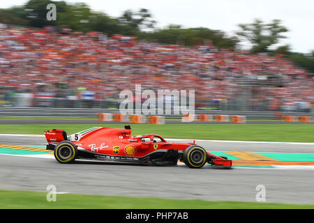 Monza, Italia. 02 Settembre, 2018. Sebastian Vettel della Germania e la Scuderia Ferrari in pista durante il Gran Premio di Formula Uno di credito Italia: Marco Canoniero/Alamy Live News Foto Stock