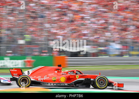 Monza, Italia. 02 Settembre, 2018. Sebastian Vettel della Germania e la Scuderia Ferrari in pista durante il Gran Premio di Formula Uno di credito Italia: Marco Canoniero/Alamy Live News Foto Stock