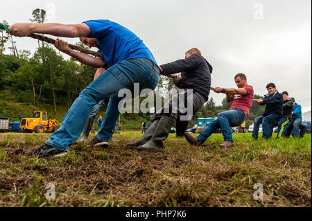 Bantry, West Cork, Irlanda. 2° settembre 2018. Bantry Agricultural Show si svolge presso la pista di atterraggio per aerei di Bantry oggi in terribili condizioni meteorologiche. Uno degli ultimi eventi della mostra è stata la contestate Tug-O-guerra. Credito: Andy Gibson/Alamy Live News Foto Stock