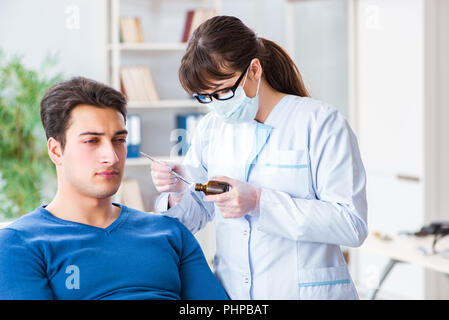 Controllo medico pazienti orecchio durante esame medico Foto Stock