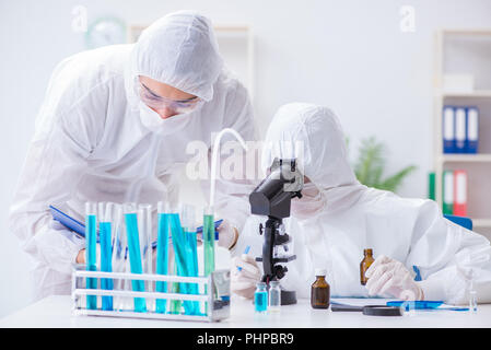 Due gli scienziati che lavorano nel laboratorio di chimica Foto Stock