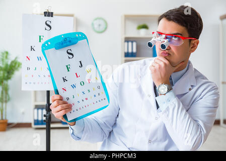 Medico di occhio nel concetto eyecare in ospedale Foto Stock