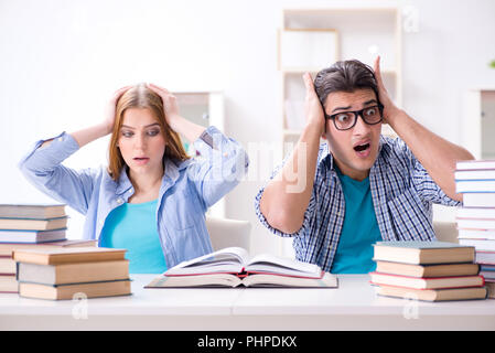 Coppia di studenti per esami universitari Foto Stock