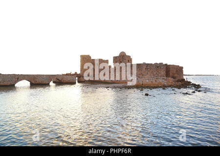 Sidone Crusader Castello del mare rimane su uno sfondo bianco, Libano Foto Stock