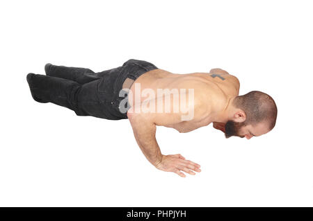 Giovane uomo facendo punch-ups sul pavimento Foto Stock