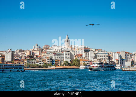 La bella vista della Torre di Galata attraverso il Golden Horn, Istanbul, Turchia Foto Stock