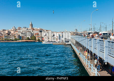 Istanbul, Turchia - 14 agosto 2018: Uomini pescare dal Ponte Galata il 14 agosto 2018 ad Istanbul in Turchia. Foto Stock