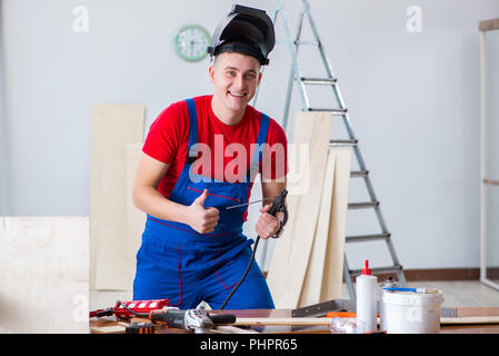 Imprenditore lavoro in officina Foto Stock