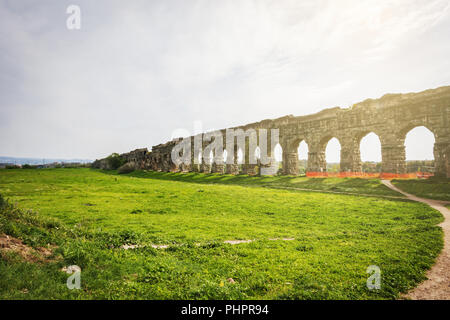 Il Parco degli Acquedotti al tramonto in Roma, Italia Foto Stock