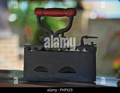 Vecchio ferro vintage in piedi sul ripiano di legno Foto Stock