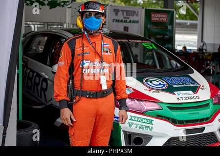 Equipaggio di pit. Ufficiale di sicurezza dei pit in pista da corsa in moto con equipaggiamento e abbigliamento di sicurezza. Circuito di Bira Pattaya Thailandia Sud-Est asiatico Foto Stock