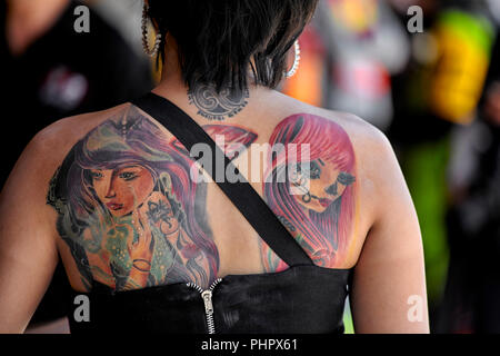 Donna con un tatuaggio sulla schiena Foto Stock