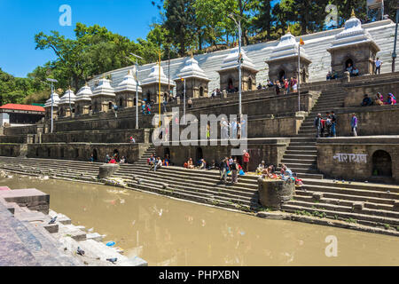 Kathmandu, Nepal - 13.04.2018 cremazione dei corpi sulle rive del fiume Bagmati nel tempio di Pashupatinath 13 aprile 2018, Kathmandu, Nepal. Foto Stock