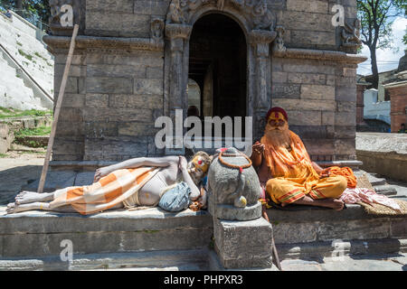 Kathmandu, Nepal - 13.04.2018: due sadhus nel complesso del tempio Pesonalised 13 aprile 2018, Kathmandu, Nepal. Foto Stock