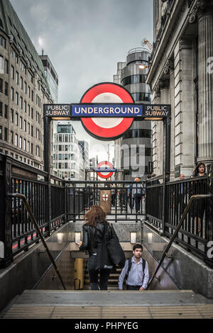 Pubblici e metropolitana metropolitana roundel Monumento al di fuori la stazione della metropolitana di Londra, Regno Unito Foto Stock