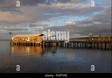 Pier al tramonto sul mare di Port Angeles, Washington, Stati Uniti d'America Foto Stock