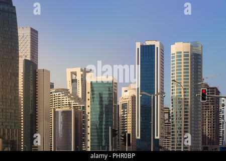 Medio Oriente lo skyline della città alta costruzione sorge Sunny Foto Stock