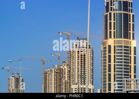 Medio Oriente lo skyline della città alta costruzione sorge Sunny Foto Stock