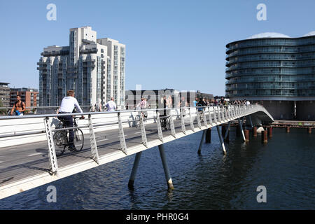 I ciclisti su un ecologico percorso ciclo in Copenhagen Foto Stock