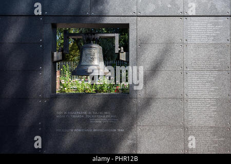 Memorial Wall con Monter campana e nomi di insorti in Warsaw Rising Museum, Varsavia, Polonia Foto Stock