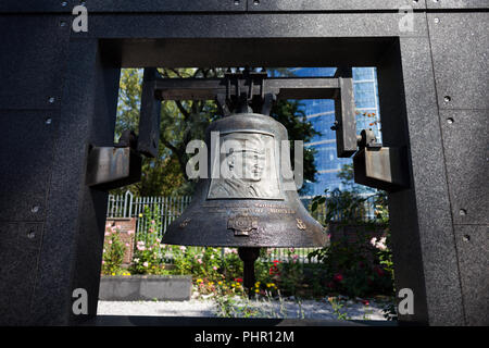 Monter campana nel memorial wall, chiamato dopo il comandante in capo della Insurrezione di Varsavia, generale Antoni Chruściel in Warsaw Rising Museum, Varsavia, Pol Foto Stock