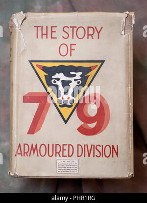 La storia della 79a divisione corazzata Ottobre 1942 - giugno 1945, con l'originale dustjacket, stampato in Hamburg Luglio 1945. Credito: Malcolm Park Foto Stock