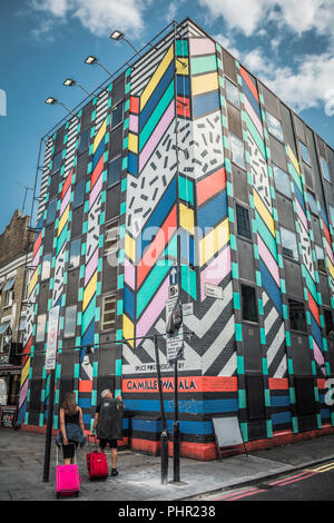 Camille Walala il Sogno edificio sul cantante Street, vicino alla vecchia strada rotonda, in East End di Londra, Regno Unito Foto Stock