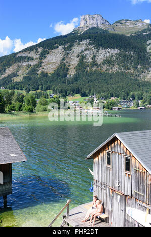 Altaussee: lago Altausseer vedere, boathouse, bagnante, sunbather, Ausseerland-Salzkammergut, Steiermark, Stiria, Austria Foto Stock