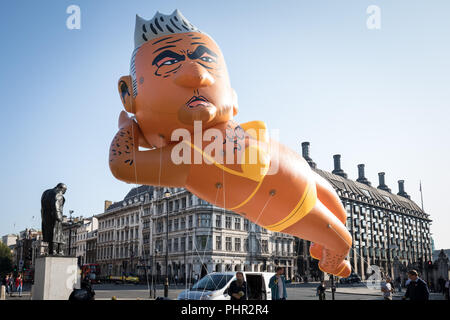 Il dirigibile gigante del sindaco di Londra Sadiq Khan in bikini giallo viene gonfiato pronto a volare oltre la piazza del Parlamento a Londra, Regno Unito. Foto Stock