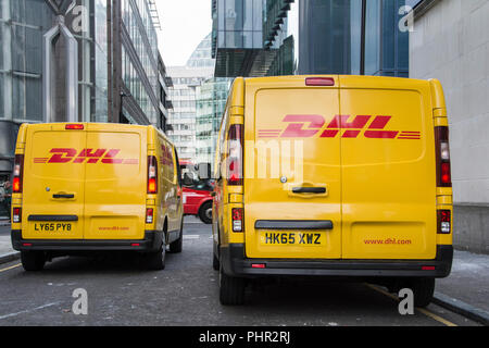 Due corriere DHL furgoni nella città di Londra, Regno Unito Foto Stock