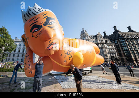 Il dirigibile gigante del sindaco di Londra Sadiq Khan in bikini giallo viene gonfiato pronto a volare oltre la piazza del Parlamento a Londra, Regno Unito. Foto Stock