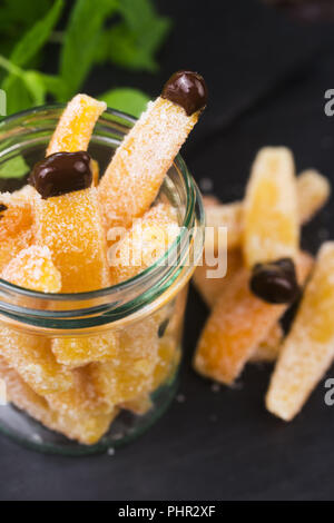 Fettine di arancia in cioccolato fondente, close-up Foto Stock