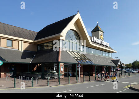 Giornata di sole immagine esterna di Morrisons supermercato, a metà strada, Sheffield, Inghilterra Foto Stock