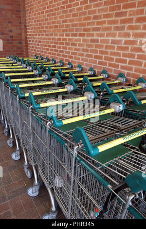 File di carrelli di shopping a Morrisons in Sheffield Foto Stock