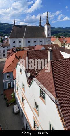 Leoben: vista dalla torre Schwammerlturm alla chiesa San Xaver, Hochsteiermark, Steiermark, Stiria, Austria Foto Stock