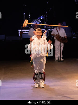 Al di fuori di Capering Crew, Simon tubo, con la scopa si danza nel tendone Bulverton a Sidmouth Folk Festival Foto Stock