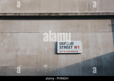 London, Regno Unito - 24 Luglio 2018: il nome della strada segno su un edificio su Oxford Street, la strada principale della città di Westminster nel West End di Londra, Regno Foto Stock