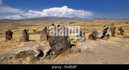 Tourist scatta foto in antico osservatorio chiamato Zorats Karer o Karahunj vicino città Sisian, armena Stonehenge. Preistoria megalitica archeologico Foto Stock