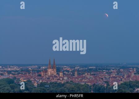 Inizio dell'eclisse lunare nel luglio 2018 su Regensburg, Germania Foto Stock