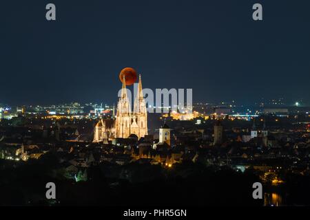 La rappresentazione artistica - Luna di sangue sopra la cattedrale di Regensburg - luglio 2018, Germania Foto Stock