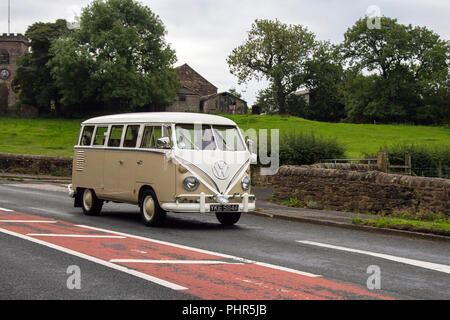 1963 anni Sessanta VW Volkswagen Split Screen Combie Type 2 YKE584A, noto ufficialmente come Transporter, Kombi o Microbus, o, in modo informale, come Bus (US) o Camper (UK), è un gruppo di controllo anteriore van introdotto nel 1950, visto a Hoghton Tower Classic, veterano, vintage, restaurato, super car show, REGNO UNITO Foto Stock