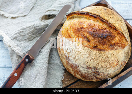 Pane di grano pane artigianale in una scatola di legno. Foto Stock