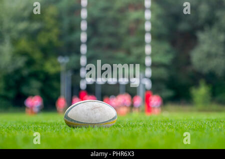 Pallone da Rugby in erba verde. Foto scattata a partita di rugby. Foto Stock