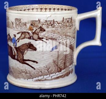 Siepi Horse Racing Antique 19C Staffordshire Pottery Mug Foto Stock